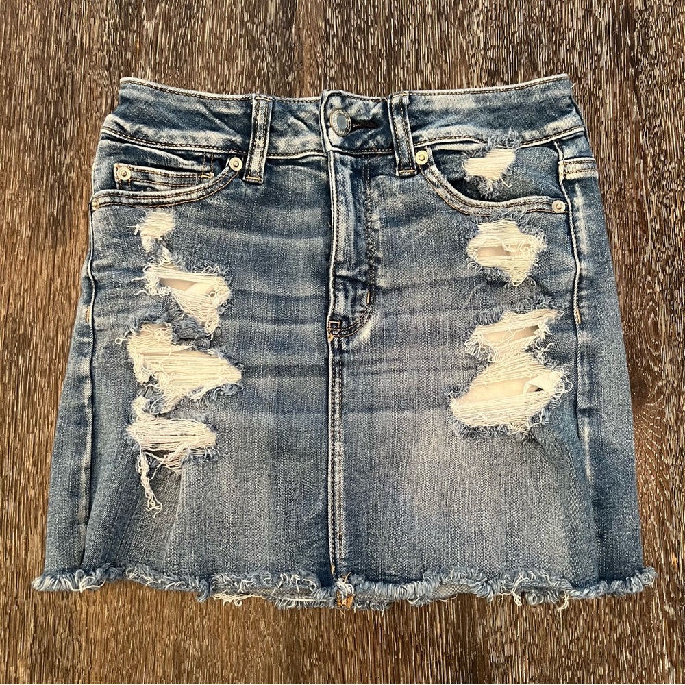 𝅺American Eagle Distressed Denim Cutoff Mini Skirt Size 4